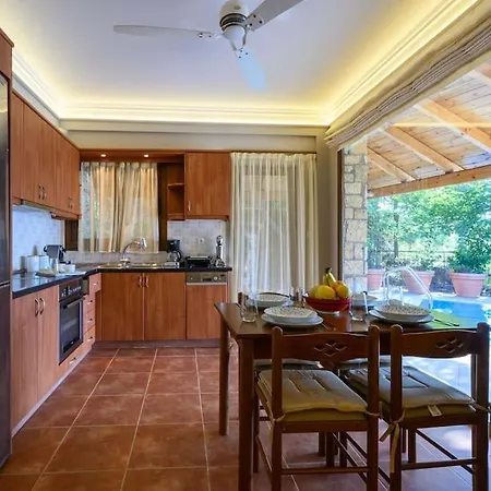 Daire Secluded Oasis Among The Rocks Kalamata