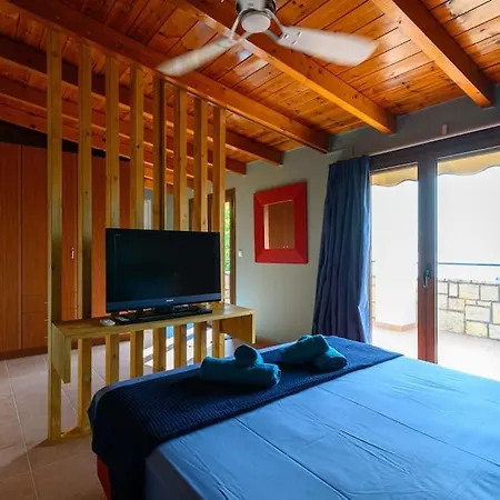 Daire Secluded Oasis Among The Rocks Kalamata