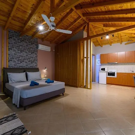 Secluded Oasis Among The Rocks קלמאטה